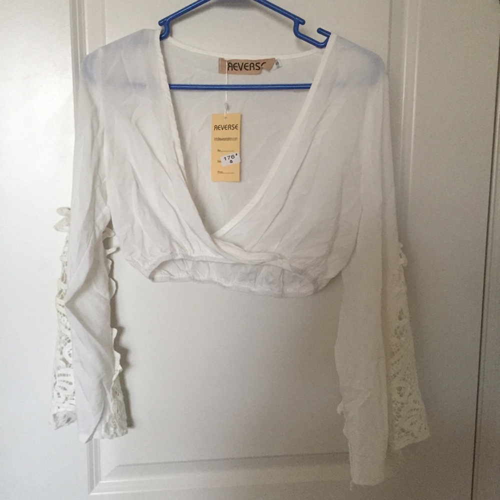 NWT reverse lace bell sleeve crop-S